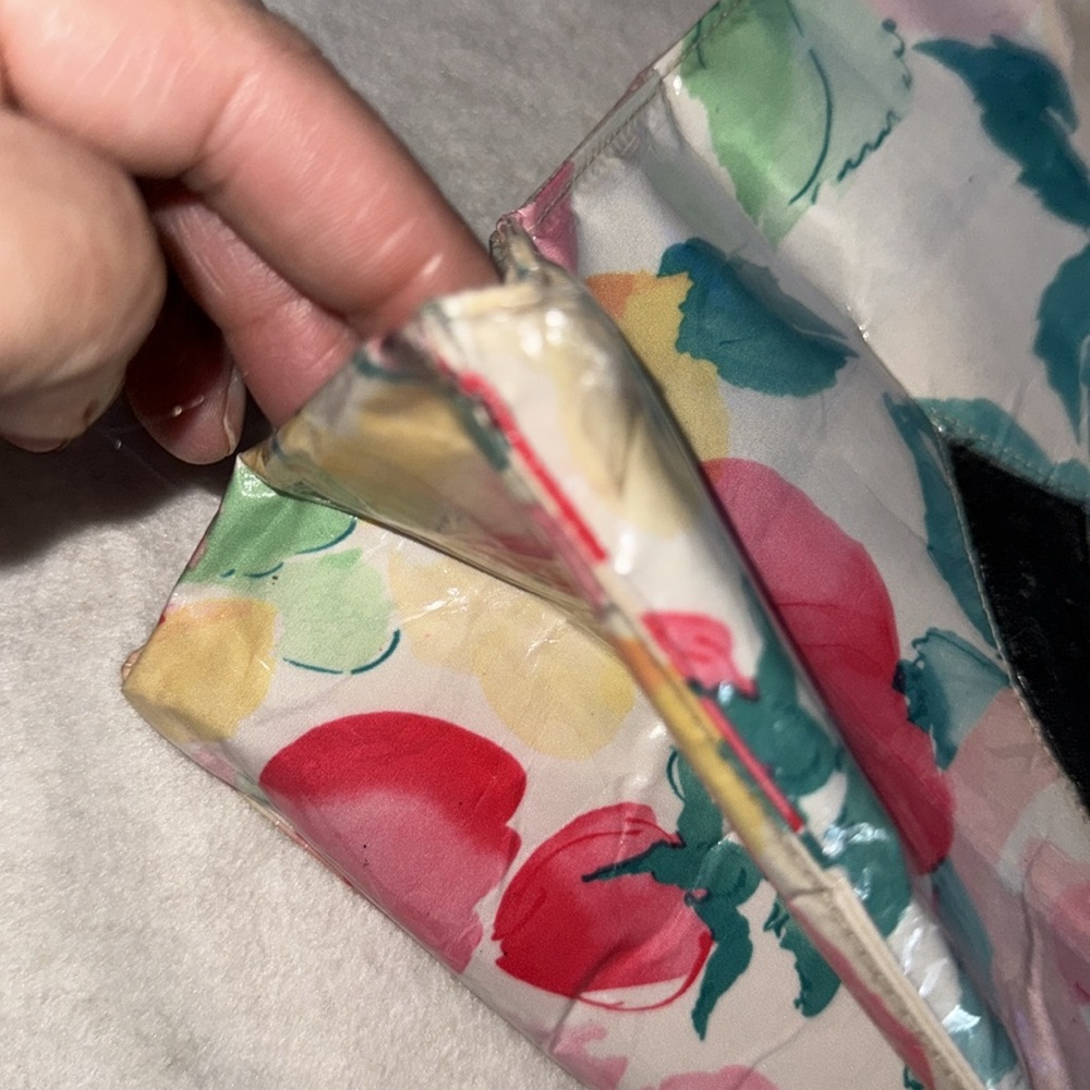 Preloved Chanel white floral vinyl tote bag has a clear plastic resin handles. - Picture 7 of 15